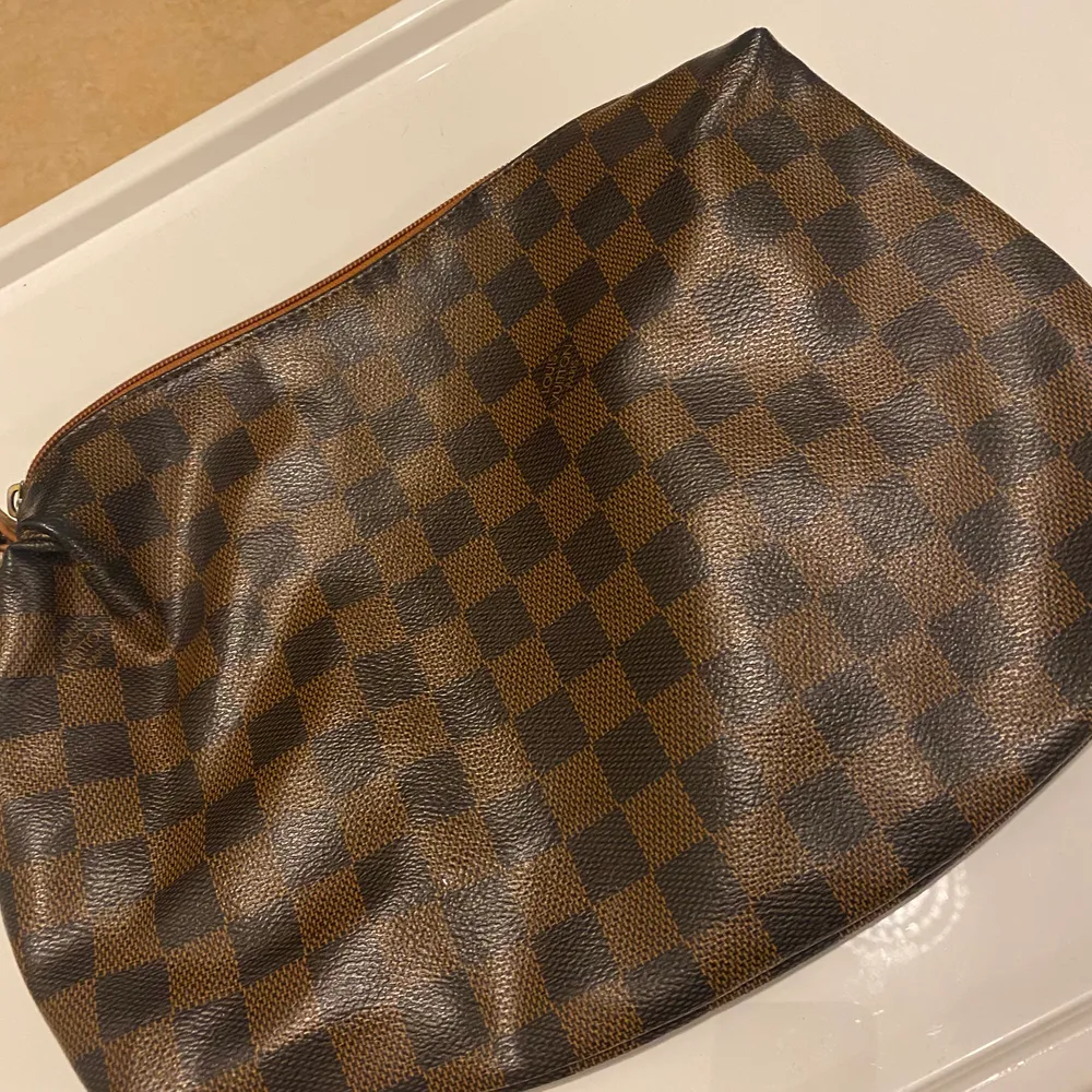 Pouch/Väska i Louis Vuitton KOPIA. Den har en liten fläck som ni kan få bild på, på begäran. Den är jättefin men har inte haft chansen att använd den till något. Kan användas som en pouch eller förvaring. Man kan även lägga till en kedja. hämtas eller fraktas! . Väskor.