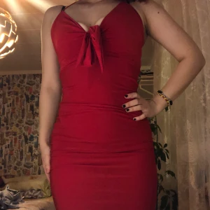 röd klänning midi längd  - bodycon röd klänning köpt från rebecca stella. använd väldigt sparsamt, formar kroppen väldigt fint 