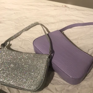 Baguettebag  - Trendiga axelväskor som inte kommer till användning lika mycket som mina andra. Lila 100kr+frakt och glittrig väska 100kr+frakt 