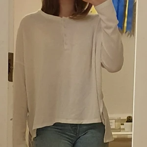 Supermjuk vit tröja  - Superfin och mjuk tröja från lager 157! Bra skick och sparsamt använd!❤Om många är intresserade får du lägga bud i kommentarerna! Köparen står för frakt! Lappen är bortklippt pga att den var ivägen men jag skulle säga att det är en S/M