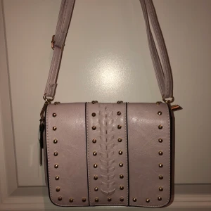 Väska - Säljer denna ascoola väskan eftersom den inte används. Den är helt ny med prislappen kvar! Axelremmen är justerbar. Nypris är 399kr! Köparen står för frakten OBS finns billigare frakt men paketet är isåfall inte spårbart!