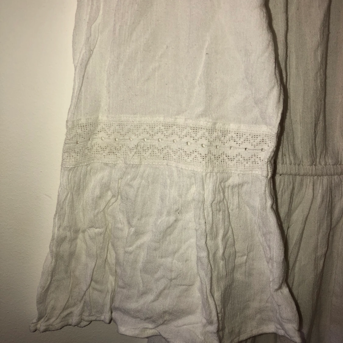 Vit, off shoulder-klänning med spets  - 91