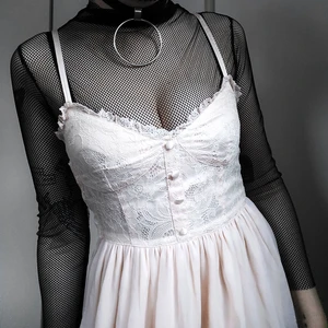 Ljusrosa babydollklänning 🥺🖤 - Så otroligt gullig liten babydollklänning i en ljusrosa-beigeaktig färg! 🥺😍 Spets över hela bysten och dekorativa knappar på framsidan. Justerbara axelband, stängs med dold dragkedja på sidan. Står ingen storlek men uppskattningsvis XS, kan passa 36 med