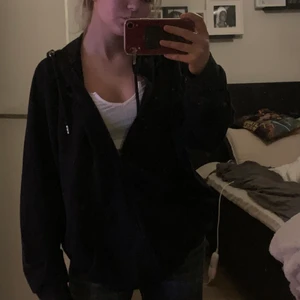 Hoodie - Skön oversize hoodie väldigt skön och mysig till vintern men även till sommarkvällarna, fungera för killar och tjejer