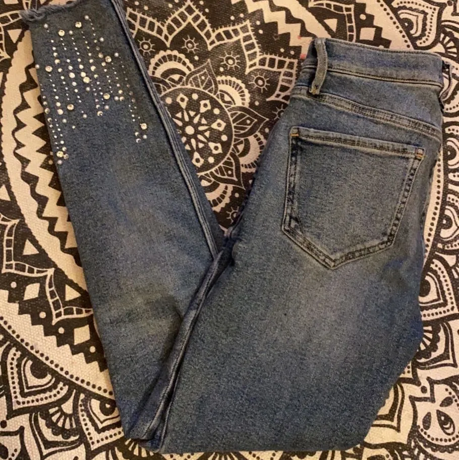 Fina jeans från Zara i perfekt skick!💗Skriv privat för fler bilder💗. Jeans & Byxor.