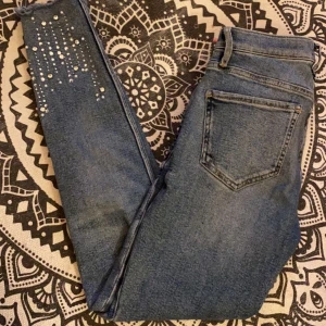 Detaljerade jeans - Fina jeans från Zara i perfekt skick!💗Skriv privat för fler bilder💗