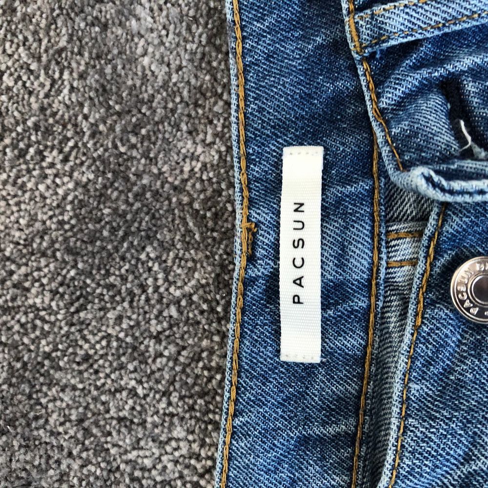 Snygga jeans från pacsun, köpta i usa. Modellen heter high Rise straight. Säljer pga för små. Är i storlek 23 som är en storlek 32/34. Väldigt bra skick och skön modell. Köparen står för frakt. Står ej för postnords slarv 🤎. Jeans & Byxor.