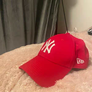 Keps  - säljer denna röda keps för 80 kr + frakt💞                           (pris kan diskuteras)
