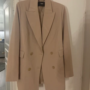 Beige kavaj  - Säljer min skitsnyga beiga kavaj från bikbok, köpt för 2 månader sen, använts 1 gång. Den är oversized i modellen så den passar allt från XS-L, beroende på hur man vill den ska sitta. NYPRIS 599, säljer för 250!  💕💕💕