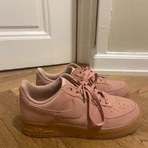 Oanvända Nike Air Force Rosa mocka - Säljer mina oanvända Nikes pga för små. Just dom här är svåra att få tag på✨