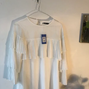 Vit klänning från Boohoo - Jättesöt klänning med fina detaljer på ärmarna. Aldrig använd (av mig i alla fall), köpt via Sellpy. Jättebra skick. Köpare står för frakt:). T