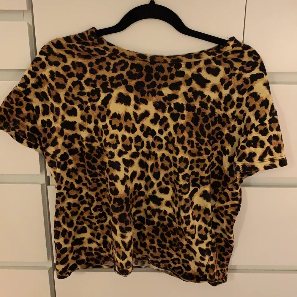 T-Shirt i leopard mönster, i storlek Xs/s passar även M. T-shirts.
