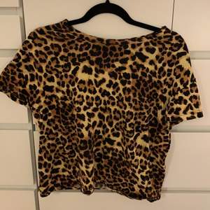 T-Shirt i leopard mönster, i storlek Xs/s passar även M