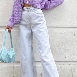 Gina Tricot ”Julie bag”  - Trendig fin pastell färgad axelväska ifårn Gina Tricot Använd ca 2 gånger, fin blå färg passar till nästan alla outfits. Bra skick, har en liten liten fläck på bandet men syns knappt. 