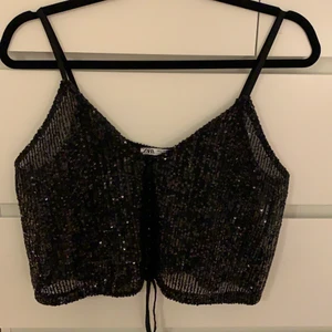 Topp - Härligt fest topp i paljetter. Köpt i Paris