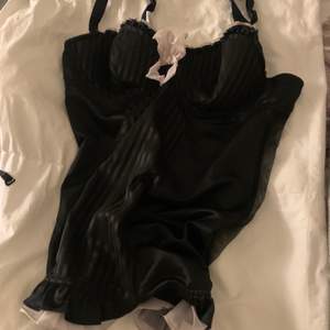 En svart linne, storlek L. 