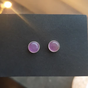 Lila örhängen - Örhängen. Frakt 12 kr. Se min profil för fler smycken ⭐