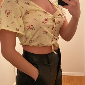 Topp - Jätte gullig topp från HM. Använd Max 2 gånger så i ett bra skick! Strl XS/S