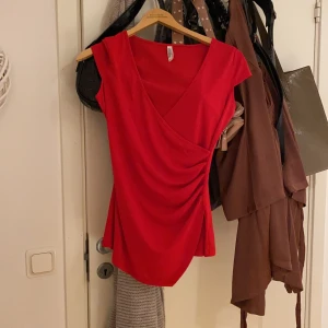 Strl S - En väldigt fin röd tröja som har en slits på sidan och guld knapp där bak💓💓💓💓