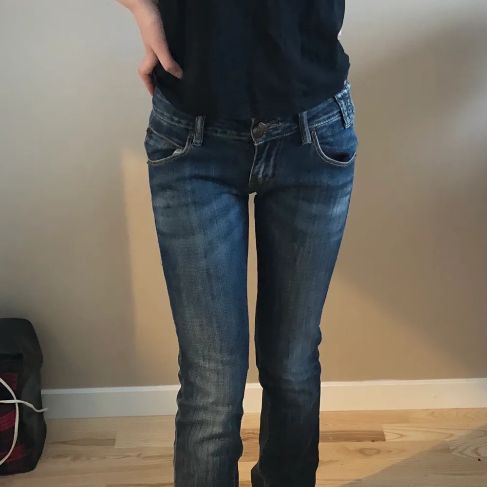 Superfina low Waits jeans! Inre byxmåttet är 83cm och jeansen har en midja på runt 80cm! Passar XXS-XS, för referens är jag 167!. Jeans & Byxor.