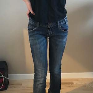 Superfina low Waits jeans! Inre byxmåttet är 83cm och jeansen har en midja på runt 80cm! Passar XXS-XS, för referens är jag 167!