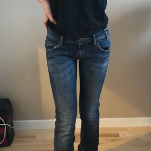Low Waits jeans - Superfina low Waits jeans! Inre byxmåttet är 83cm och jeansen har en midja på runt 80cm! Passar XXS-XS, för referens är jag 167!