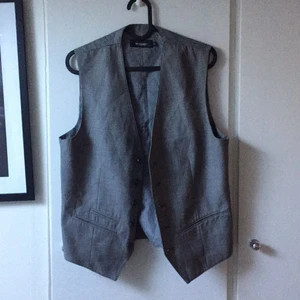 Stilren väst i XS (herrstorlek) - Fin oanvänd väst i strl XS, i herrmodell. Sitter snyggt casual på en XS upp till M, beroende på hur man vill att den ska sitta. Är själv 156 och den är lite oversize, men snyggt. Passar till enkel t-shirt eller skjorta och jeans, allroundplagg.