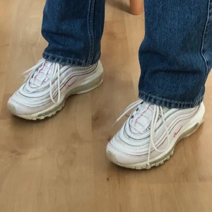 Nike air Max 97 - Säljer Nike air Max 97, dyra i inköpspris (tror de kostade runt 1900). De är använda därav priset. Skriv privat om du har frågor eller är intresserad! 🥰 Köparen står för frakt! 