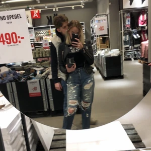 Slitna jeans - Jättesnygga slitna vida jeans ifrån tiger of sweden. Inte använda så mycket så de är i bra skick fortfarande. Säljer då de inte kommer till användning för att ja har så många andra jeans. 