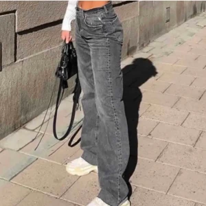 Intressekoll på Mina favoritjeans❤️I storlek 32 men passar även 34!! - Intressekoll på mina favoritjeans från zara! De köptes här på plick för ca ett halv år sen men de använda inte så mycket tyvärr, de är i nyskick och köptes för 600kr här på plick💓De är helt slutsålda och fanns inne för ca ett år sedan på zara! De är jätte eftertraktade och super populära💓Buda i kommentarerna från 300kr!!!Eller köp direkt för 500kr💓
