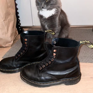Dr Martens boots - ett par älskade docs i original modellen storlek 39 som  behöver ett nytt hem. de är matta och svarta, öglorna är roséguldiga och baksidorna är av mocka. skorna är lite använda och i bra skick. säljer dem då de är lite för stora på mig. köpta på asos för ca 1900. lägg ett bud <3 