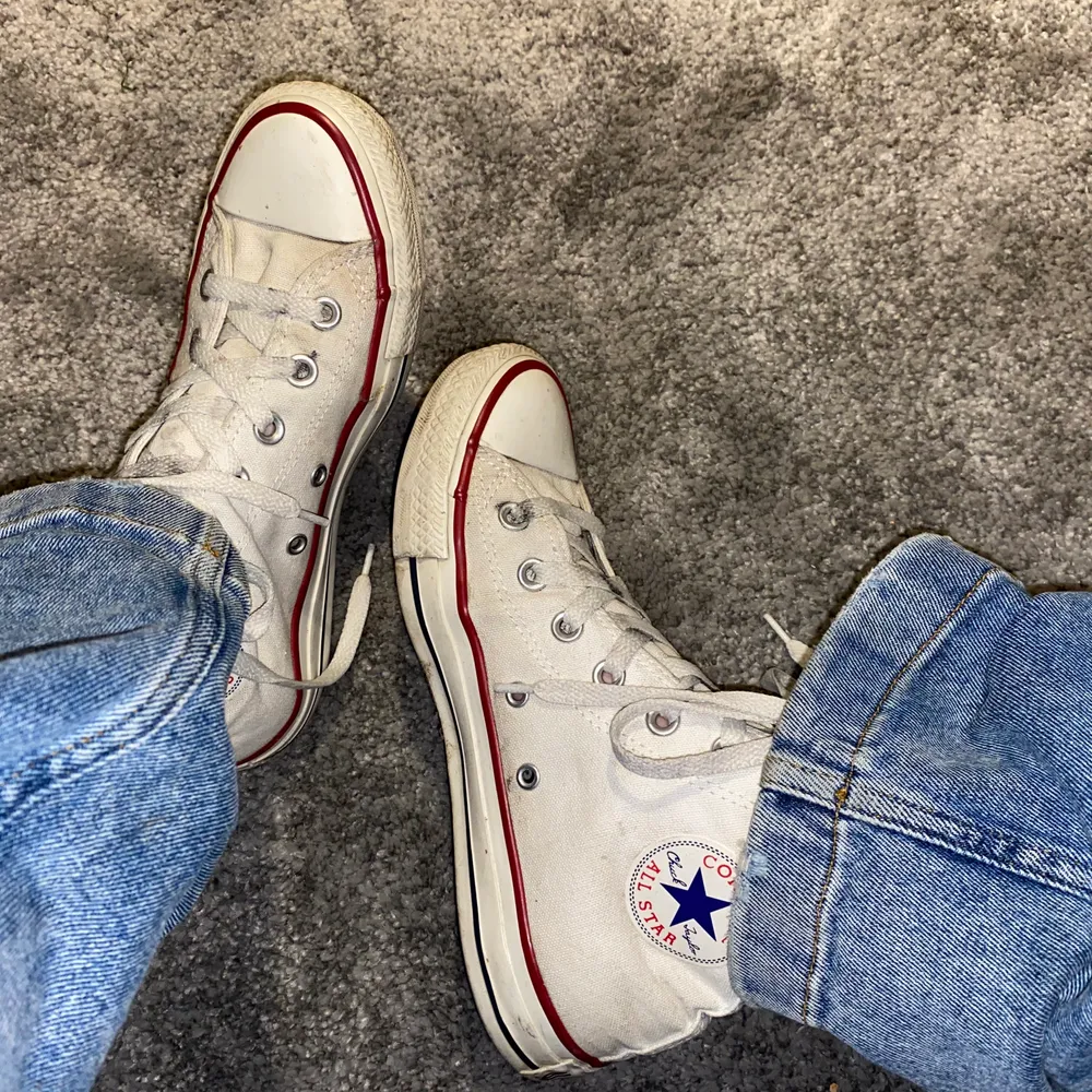 Vita converse strl 39, bra skick!!❤️. Skor.