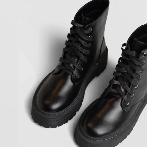 Boots - Säljer mina boots från Ginatricot eftersom dom är försmå för mig. Skorna har kommit till användning ungefär 3 gånger så de är som nya. Det är storlek 38 men skulle säga att de kan passa 39 också. 400kr + frakt