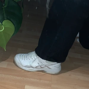 Sneakers Asics  - Sjukt fina Asicssneakers, nästintill oanvända 🙌, om flera är intresserade blir det budgivning, skriv om ni har några frågor eller vill se fler bilder på skorna! (145+frakt)                                                  kolla in mina andra annonser!