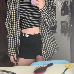 Rutig skjorta - En rutig skjorta från H&M. Köpt för va ett år sedan men använd Max två gånger. Köpt från herravdelningen i storlek M. Inga skador mm, köparen står för frakten