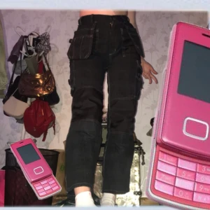 Svarta jeans byggarbetsfit med massa fickor som flare-ar ut✨✨💘  - Passar jättefint på kroppen och framhäver kurvor💟 Säljer för att dem blivit för små köptes secondhand✨✨💘 Skriv om du undrar något vad som helst✨💟 kan mötas o skicka💫🌙