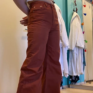 ACE Weekday jeans  - Säljer mina ACE jeans från weekday i en fin rostig färg! ❤️Behöver bli av med lite jeans och det är därför jag säljer! Ganska använda men bra skick! Köpta för 500kr