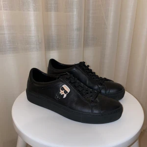Karl Lagerfeld iconic sneakers - Säljer mina Karl Lagerfeld sneakers. Använda kanske 5 gånger, så de är i väldigt bra skick. Nypris för denna modell ligger runt 1500kr. Frakt går att ordna men då läggs det till på priset✨ priset kan även diskuteras