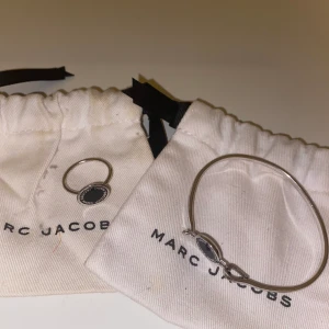 Smycken - Ringen är såld! Så nu finns bara armbandet kvar, de är lite slitet då jag köpte de för flera år sen. Köparen står för frakten. 