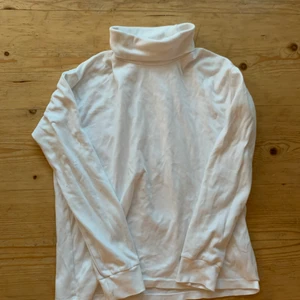 Uniqlo polo - Vit uniqlo polo i size M passar Sutan några defekter