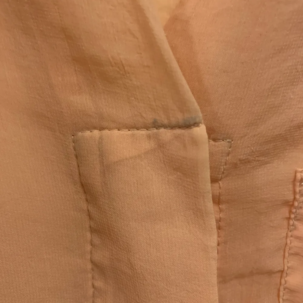 Skitsnygg orange genomskinlig skjorta, med ett linne under och skjortan instoppad i byxorna är den skit snygg :) Ett riktigt sommarplagg 🌞 storlek 34. Köpare står för frakt skickas spårbart 63kr eller möts upp i Malmö, startbud 15kr . Skjortor.