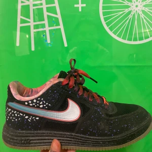 Så feta Nike 💜🦋💖 - Jätte fina Nike med space känsla! Älskar dessa men använder de inte. Skickat är super eftersom de mest stått i garderoben.. strl 40! Frakt 66:- 