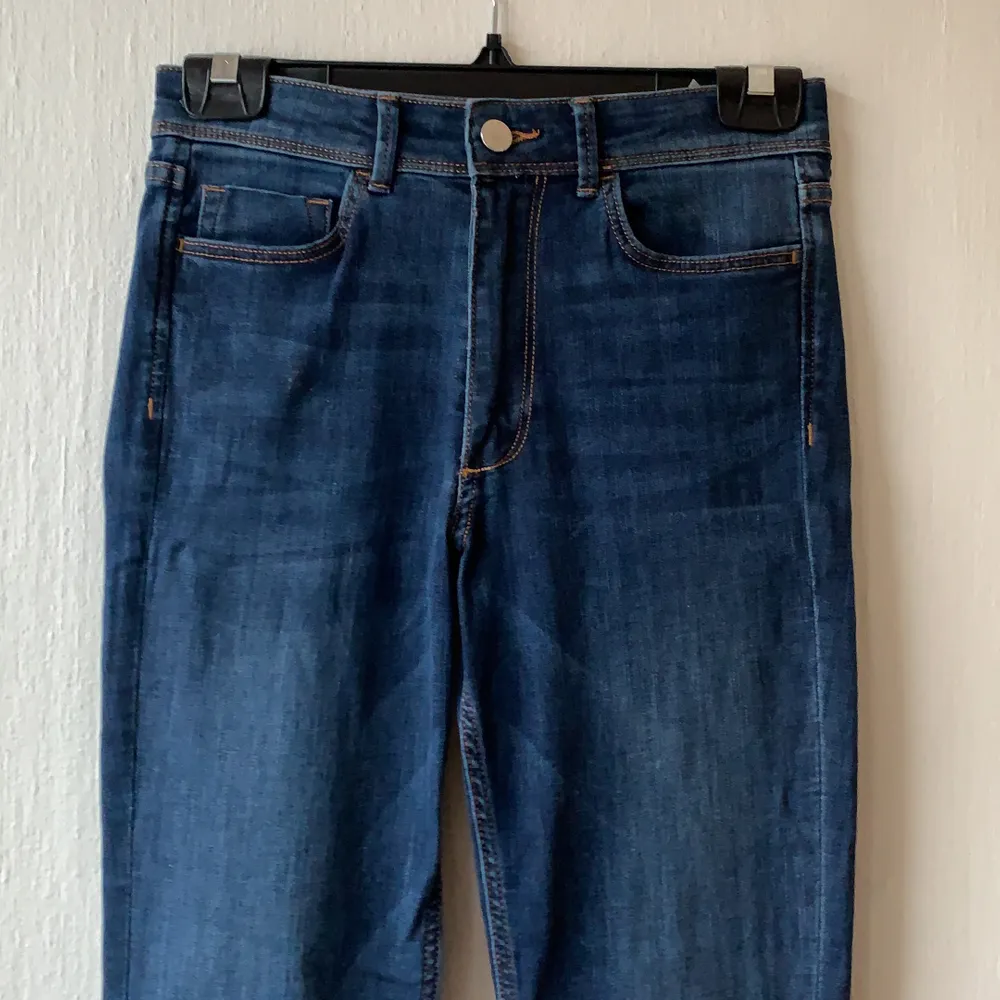 Mörkblåa bootcut jeans från h&m. Säljes för 29kr+frakt. Storlek 36. Jeans & Byxor.