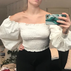 Svin snygg topp🤍 - Helt oanvänd topp från bikbok! Prislappen kvar !!! Sjukt snygg med balongärmar🤍🤍🤍 säljs inte längre :) (jag säljer även i en annan annons på min plick de svarta byxorna jag har på mig på bilderna) 