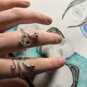 Orm Ringar - 💞💞OBS ! Orm ring med diamanter Är SÅLD 💞💞Två ringar som köptes förra året! säljer för jag har mycket flera som jag använder mer! pris kan diskuteras (70kr/st)  och bjuder på frakt såklart😁