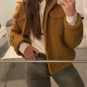 Teddy jacka  - Superfint skick då den bara används 3/4 ggr. Jackan är i storlek 34 men passar mig som är 36/38