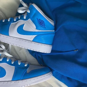 Custom Jordan mids  - Blåa custom Jordan mids i storlek 38. Går att köpa på min instagram, stainscustoms. 💙