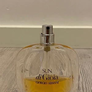 Armani parfym - damparfym från armani. ungefär 30ml kvar:)