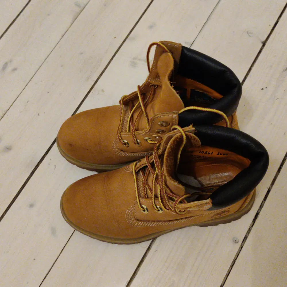 Klassiska Timberland i stl 36. Använda knappt en säsong, det är lite creases på dom och ett och annat märke. . Kengät.