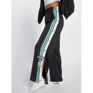 Vida adidasbyxor - Adidasbyxor från Nelly. Storlek S, aldrig använda